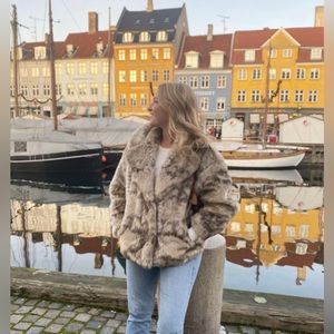 Jakke Cropped Faux Fur jacket